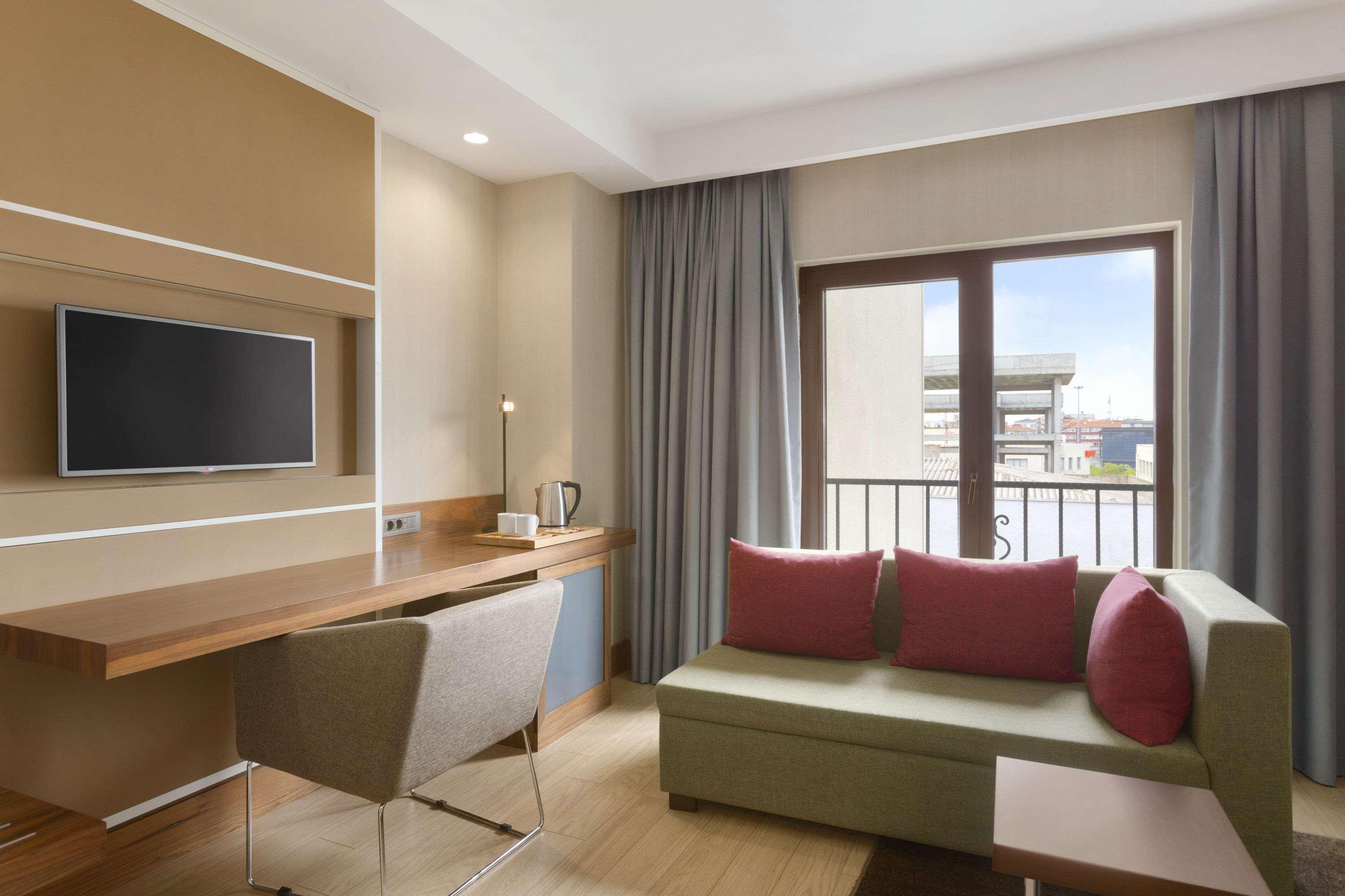 Hotel Ramada By Wyndham Istanbul Florya Exterior foto